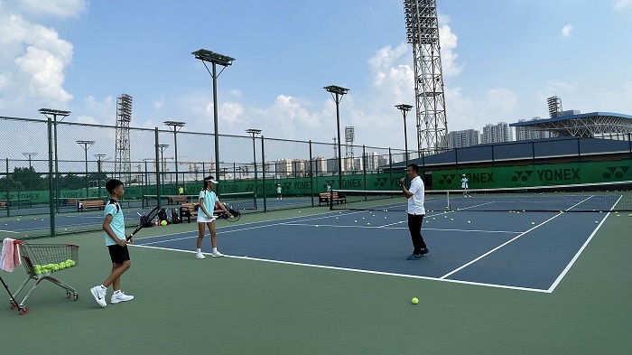 他立即用三 他立即用三