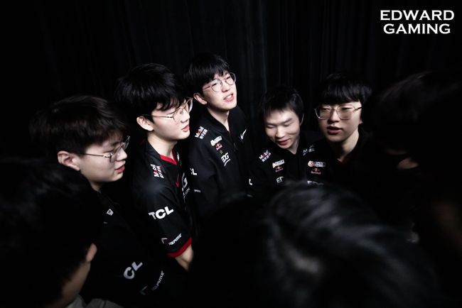 运动员竞相 运动员竞相